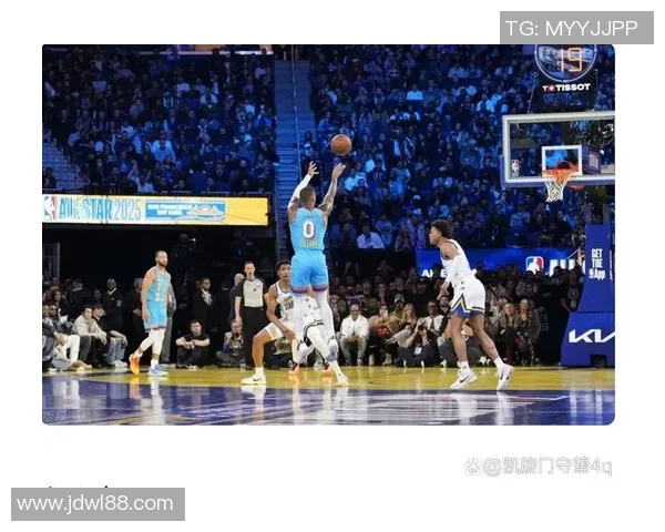 足球巨星闪耀NBA球馆引发球迷热潮激情碰撞体育盛宴