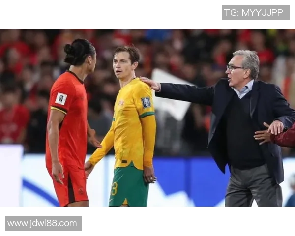 足球明星赛前意外受伤瞬间视频引发球迷热议与担忧 足球明星赛前意外受伤瞬间视频引发球迷热议与担忧